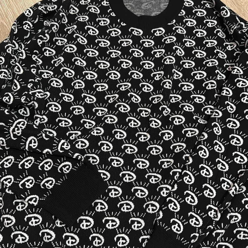 disney 100 h&m sweater 🖤 size XXL